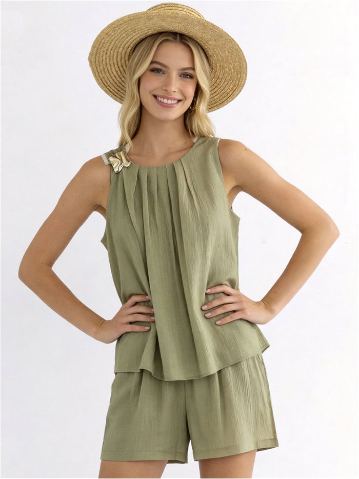 Completo composto da top plissettato con dettagli gioiello e shorts.