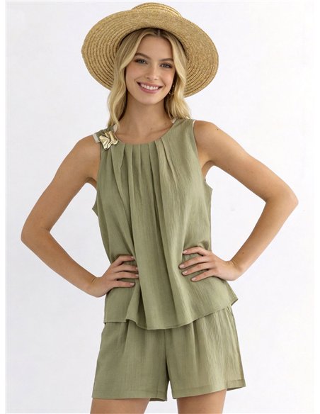 Completo composto da top plissettato con dettagli gioiello e shorts.