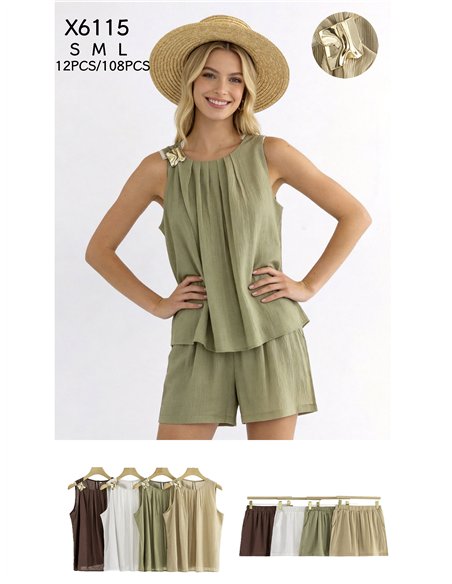 Completo composto da top plissettato con dettagli gioiello e shorts.