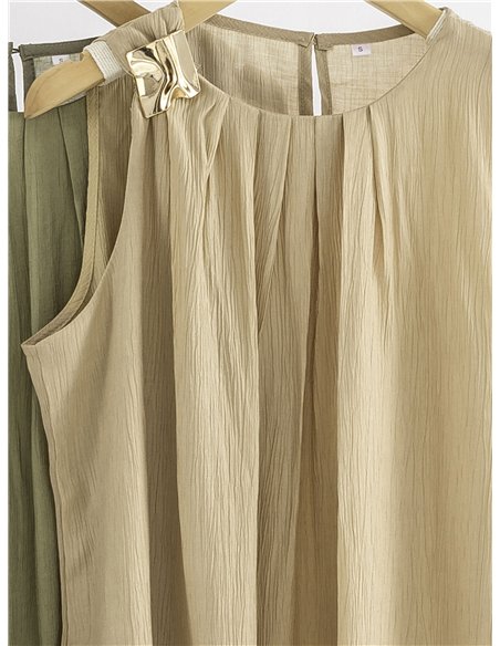 Completo composto da top plissettato con dettagli gioiello e shorts.