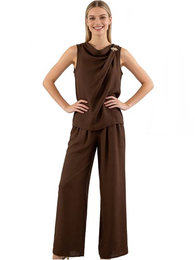 Conjunto de top drapeado con broche dorado y pantalón