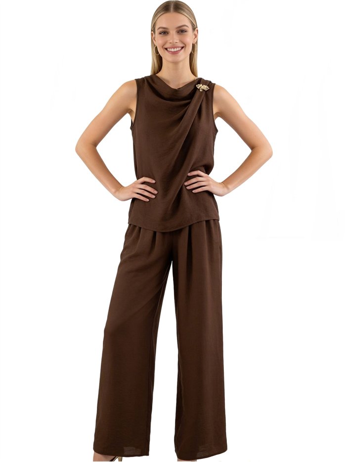 Conjunto de top drapeado con broche dorado y pantalón