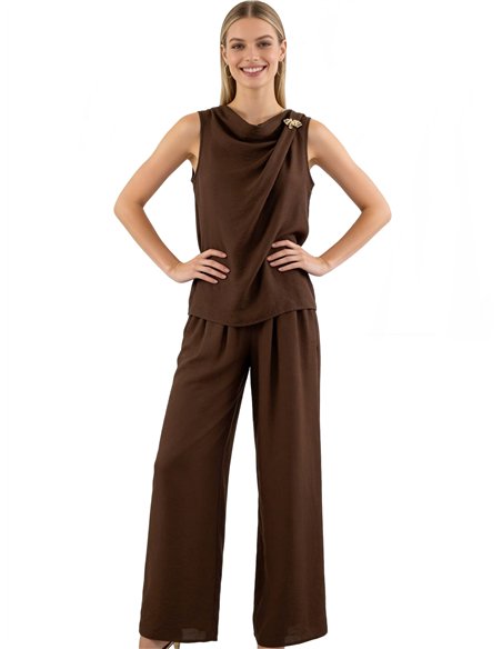 Conjunto de top drapeado con broche dorado y pantalón