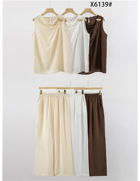 Conjunto de top drapeado con broche dorado y pantalón