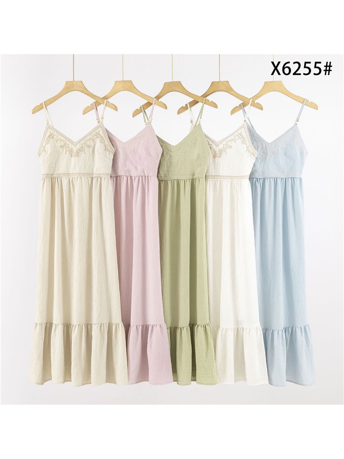 Vestido largo de tirantes con escote bordado