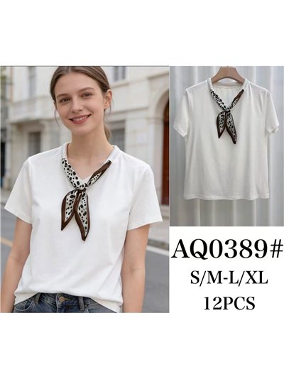 Camiseta con pañuelo estampado al cuello 2