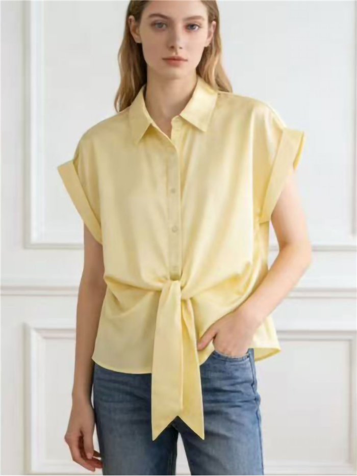 Camisa satinada con lazada frontal