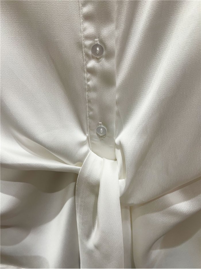 Camisa satinada con lazada frontal