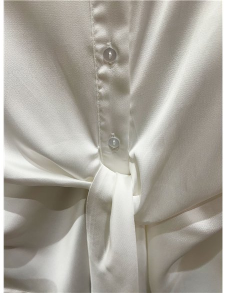 Camisa satinada con lazada frontal