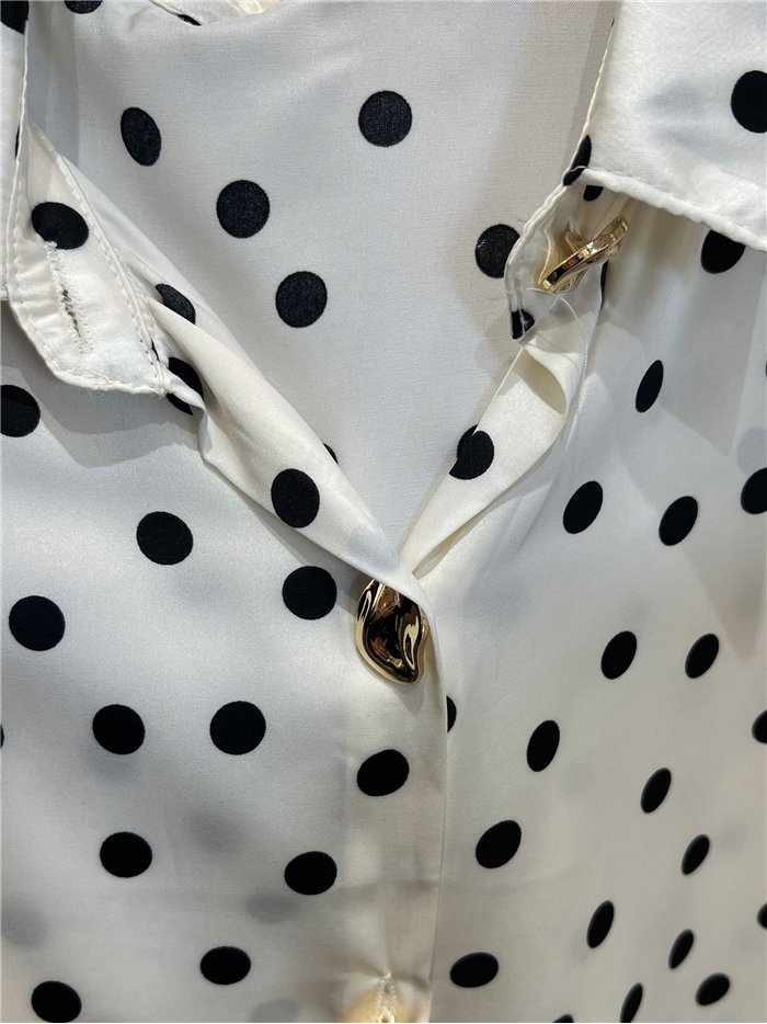 Camisa satinada de lunares