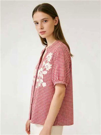 Blusa vichy con bordado floral