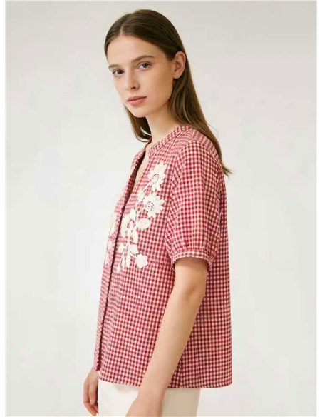 Camicetta a quadretti con ricami floreali