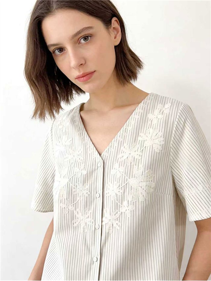 Blusa de rayas con bordado floral