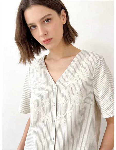 Blusa de rayas con bordado floral