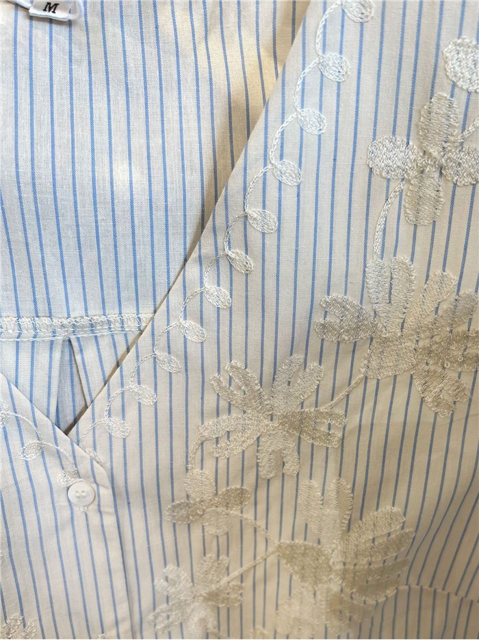 Blusa de rayas con bordado floral