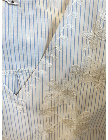 Blusa de rayas con bordado floral