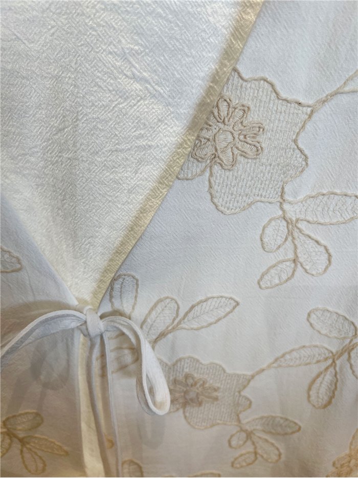 Bluse mit Blumenstickerei und Schleifen