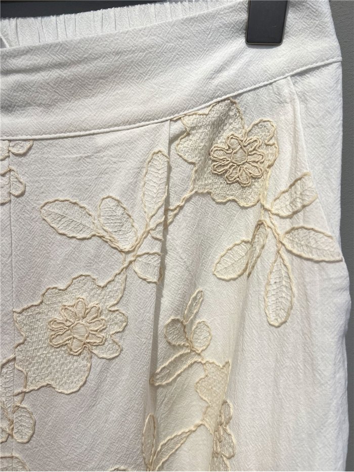 Pantalón recto bordado floral