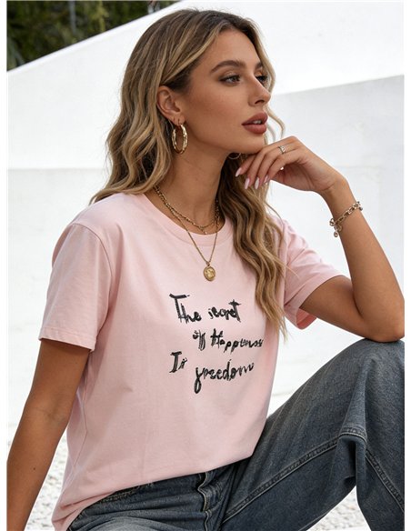 Camiseta oversized com uma mensagem de liberdade.