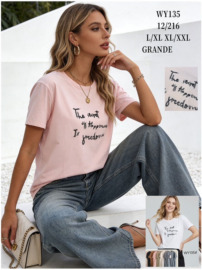 Camiseta oversized com uma mensagem de liberdade.