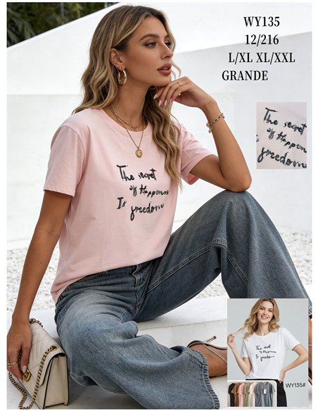 Camiseta oversized com uma mensagem de liberdade.