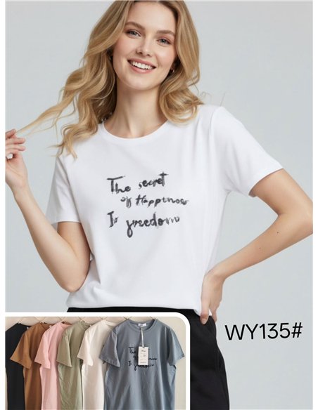 Camiseta oversized com uma mensagem de liberdade.