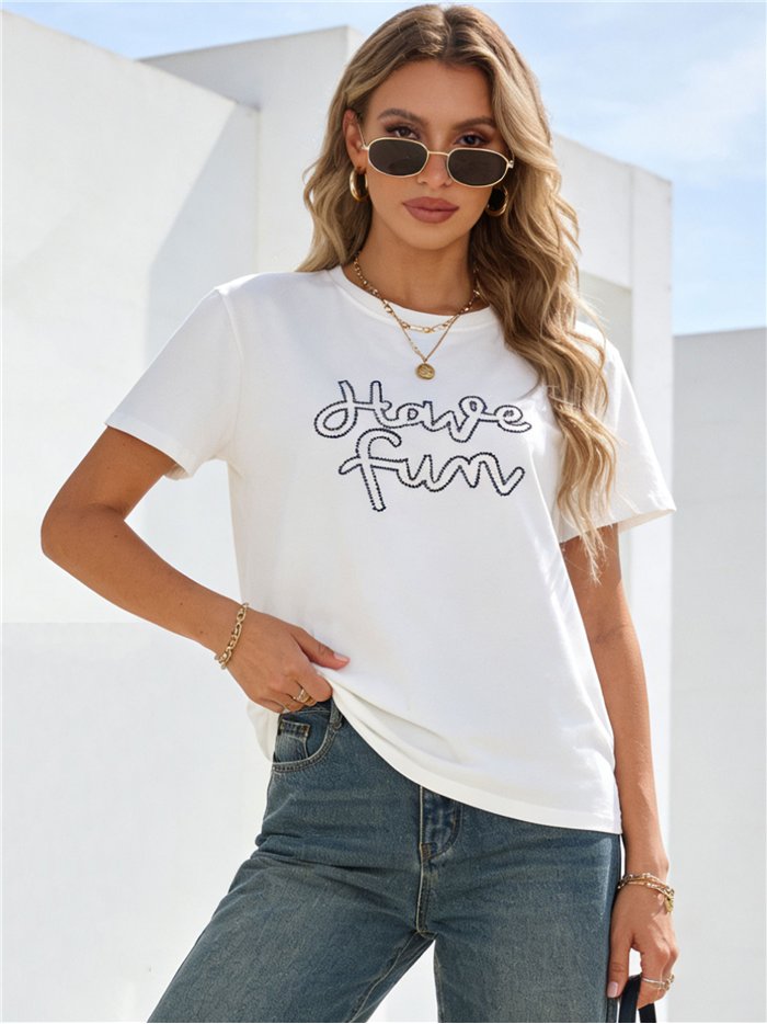 T-shirt oversize ricamata con la scritta "divertiti".