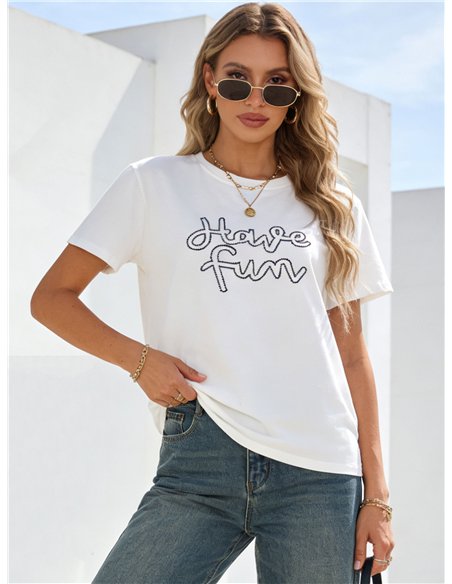 T-shirt oversize ricamata con la scritta "divertiti".