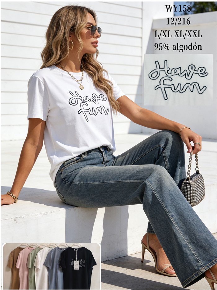 T-shirt oversize ricamata con la scritta "divertiti".