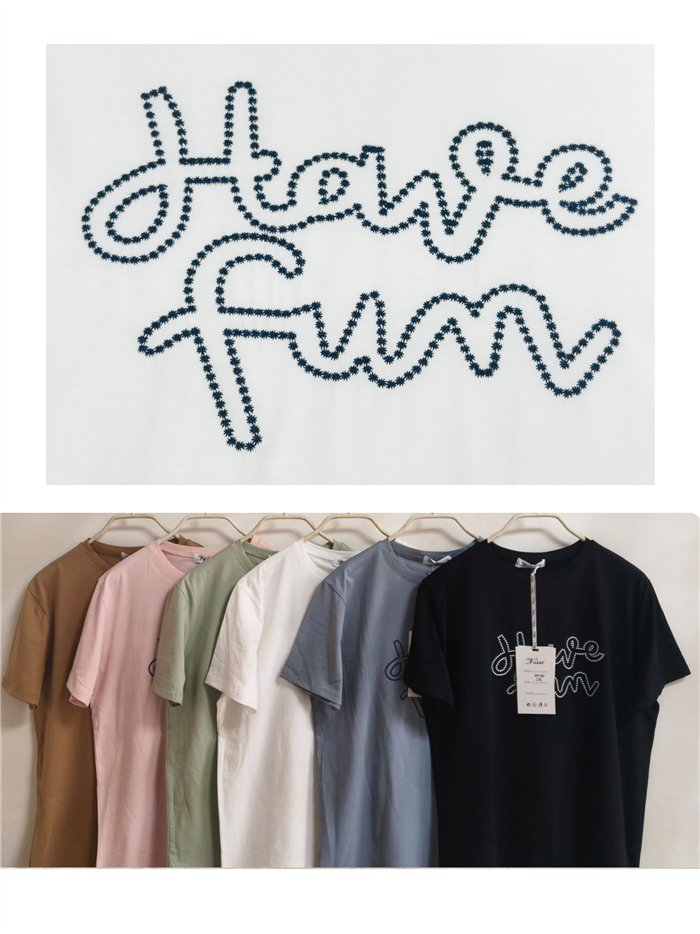 T-shirt oversize ricamata con la scritta "divertiti".