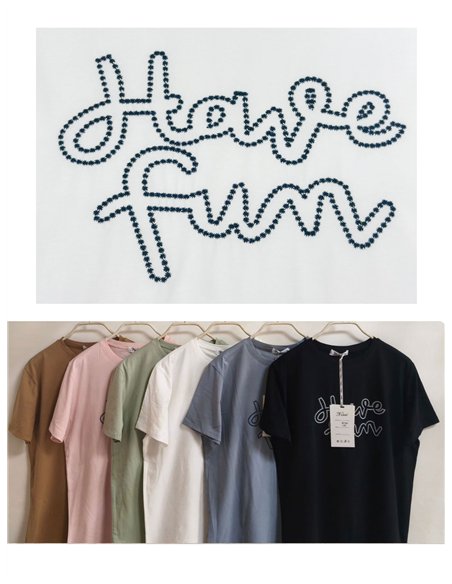 T-shirt oversize ricamata con la scritta "divertiti".