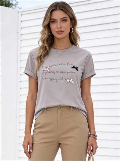 Camiseta con mensaje minimal y detalle lazo