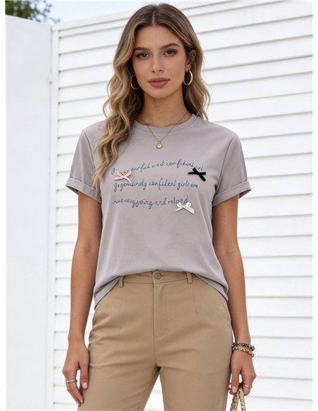 Camiseta com mensagem minimalista e detalhe de laço.