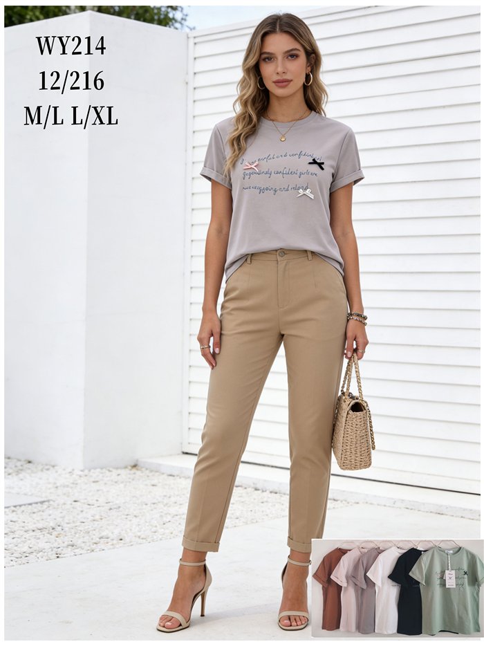 Camiseta com mensagem minimalista e detalhe de laço.