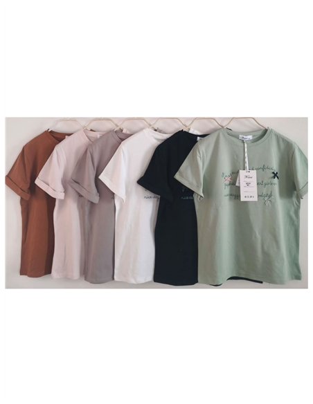 Camiseta com mensagem minimalista e detalhe de laço.