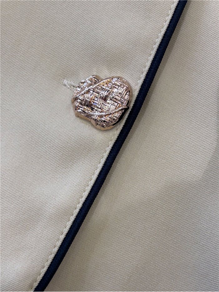 Conjunto de top de tirantes con vivo a contraste y short