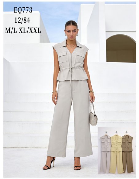 Completo composto da gilet con taschino sul risvolto e pantaloni a gamba larga.