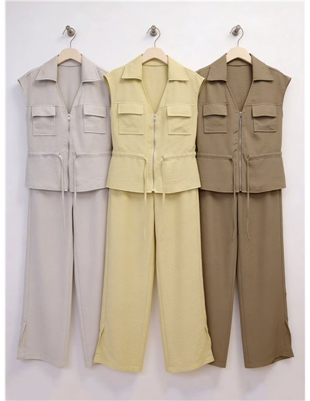 Completo composto da gilet con taschino sul risvolto e pantaloni a gamba larga.