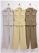 Completo composto da gilet con taschino sul risvolto e pantaloni a gamba larga.