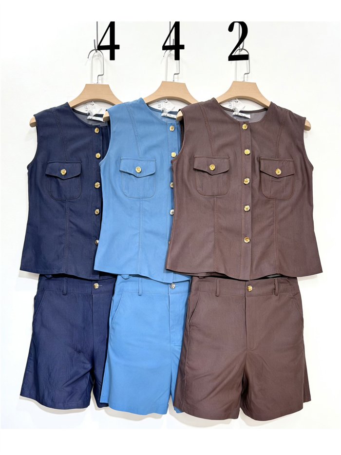 Ensemble gilet et short à boutons dorés