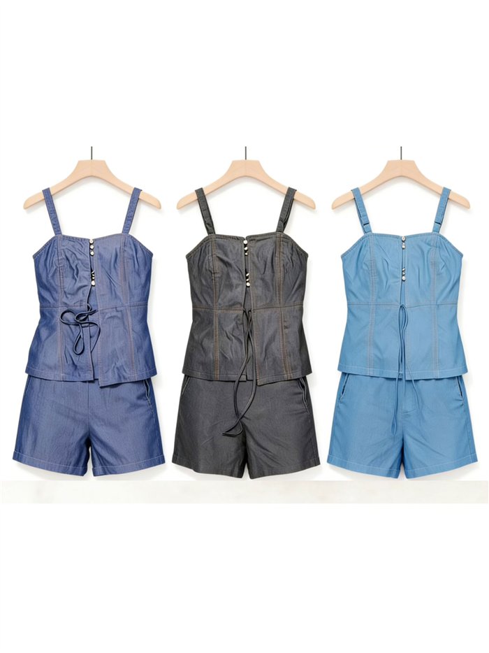 Set aus Jeans-Tanktop und Shorts