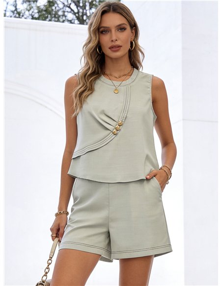 Completo composto da top asimmetrico senza maniche e pantaloncini.