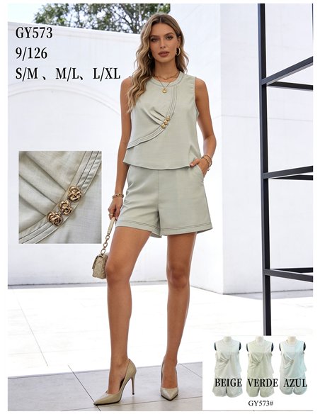 Completo composto da top asimmetrico senza maniche e pantaloncini.