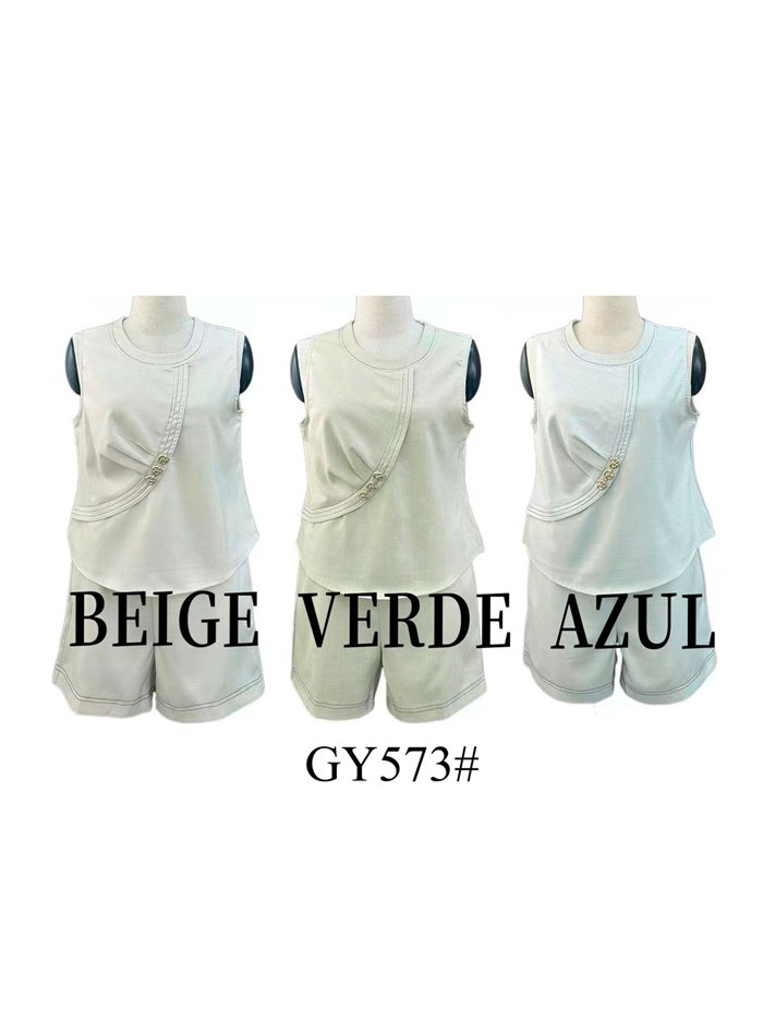 Completo composto da top asimmetrico senza maniche e pantaloncini.