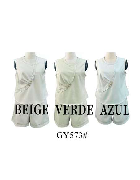 Completo composto da top asimmetrico senza maniche e pantaloncini.