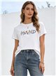 Camiseta con lettering floral