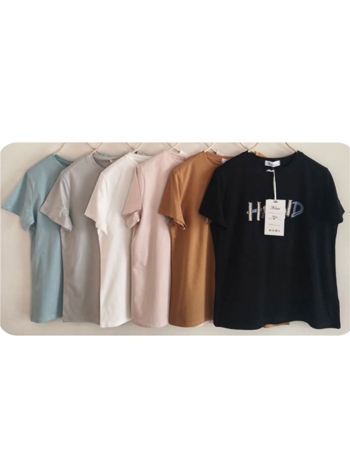 Camiseta con lettering floral