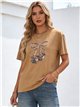 Camiseta amplia con cerezas y lazo animal print