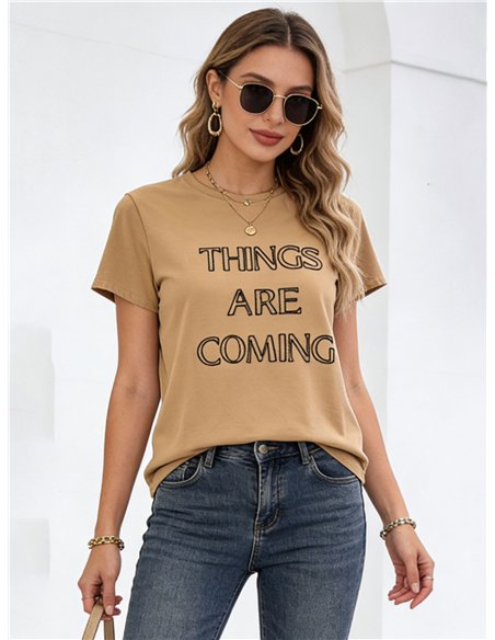 Camiseta bordada con mensaje frontal