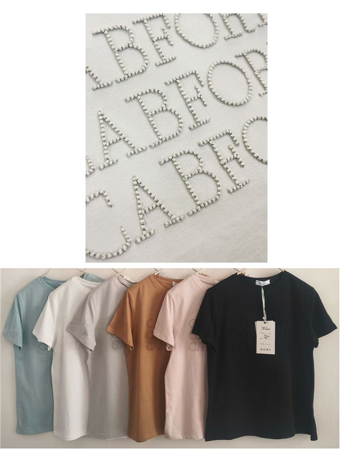 Camiseta bordada de letras en relieve